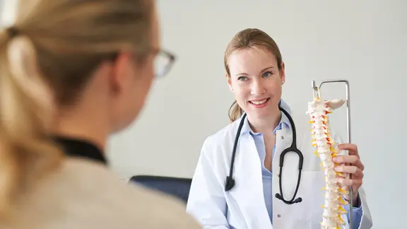 Eine Patientin hat einen Termin bei einer Orthopädin | picture alliance / Westend61 | Philipp Nemenz Eine Patientin hat einen Termin bei einer Orthopädin