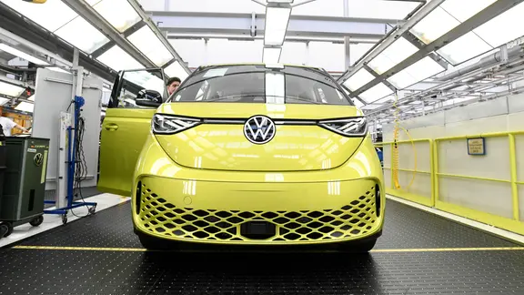 Produktion des Elektrotransporters Volkswagen ID. BUZZ bei Volkswagen Nutzfahrzeuge | picture-alliance/Geisler-Fotopress, Nancy Heusel Produktion des Elektrotransporters Volkswagen ID. BUZZ bei Volkswagen Nutzfahrzeuge