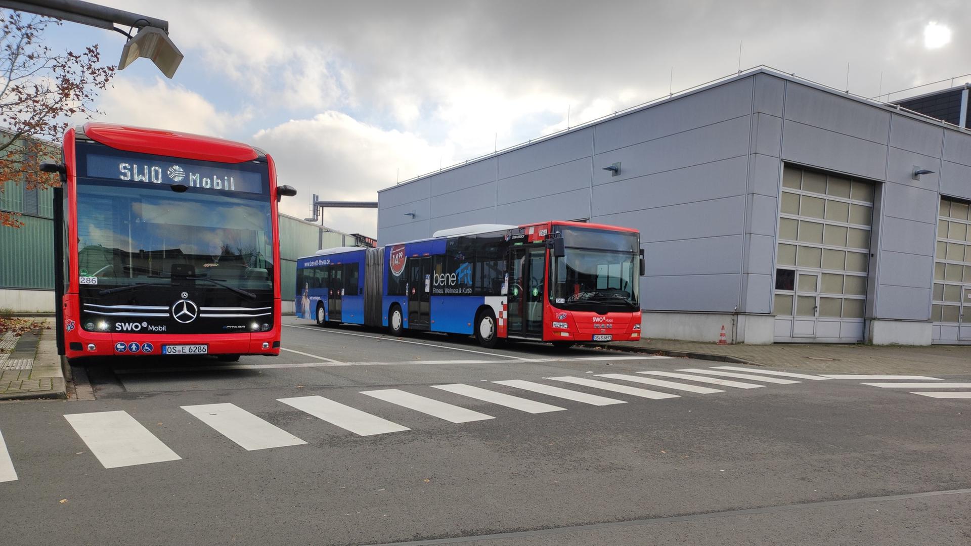 Zwei E-Busse stehen auf einem Betriebshof der Stadtwerke Osnabrück. | NDR, Jan Niestegge