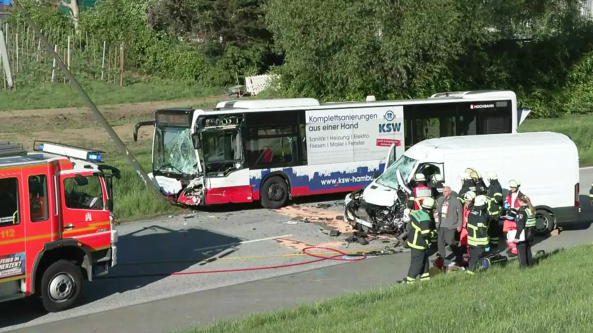Tödlicher Unfall: Linienbus stößt frontal mit Kleintransporter zusammen