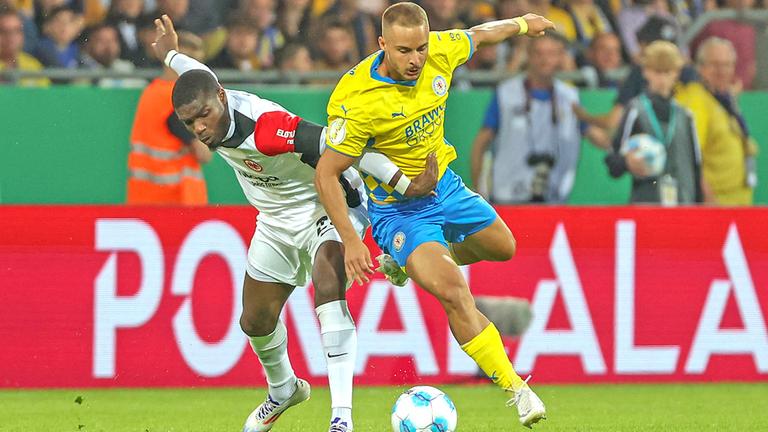 Marvin Rittmüller (r.) von Eintracht Braunschweig im Duell mit Niels Nkounkou von Eintracht Frankfurt | IMAGO / osnapix Marvin Rittmüller (r.) von Eintracht Braunschweig im Duell mit Niels Nkounkou von Eintracht Frankfurt
