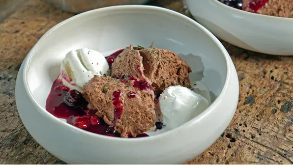 Rote Grütze und Mousse au Chocolat mit Vanille-Eis in einer Schale serviert
