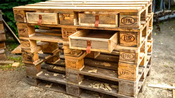 Ein Arbeitstisch mit Schubladen aus Europaletten für den Garten