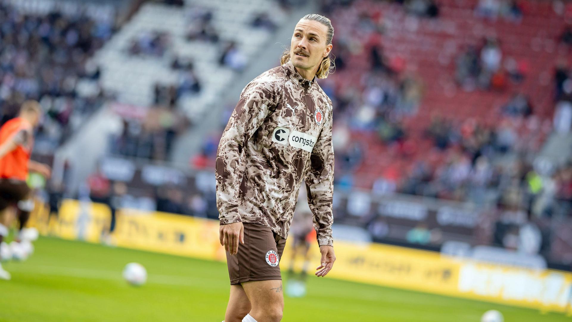 Jackson Irvine vom FC St. Pauli in seinem Aufwärm-Shirt | IMAGO / Philipp Szyza