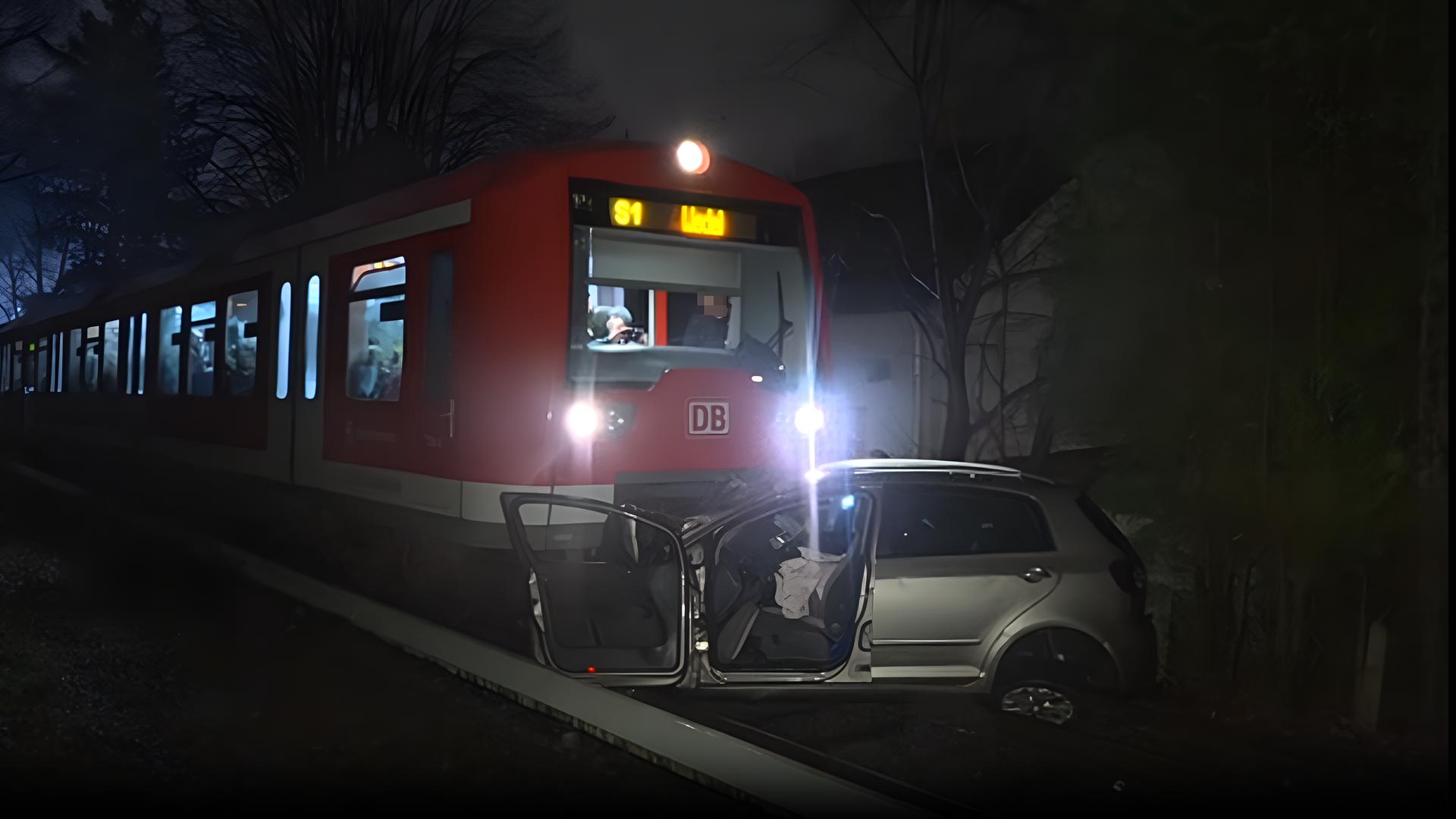 Hamburg-Sülldorf: Auto von S-Bahn erfasst und mitgerissen