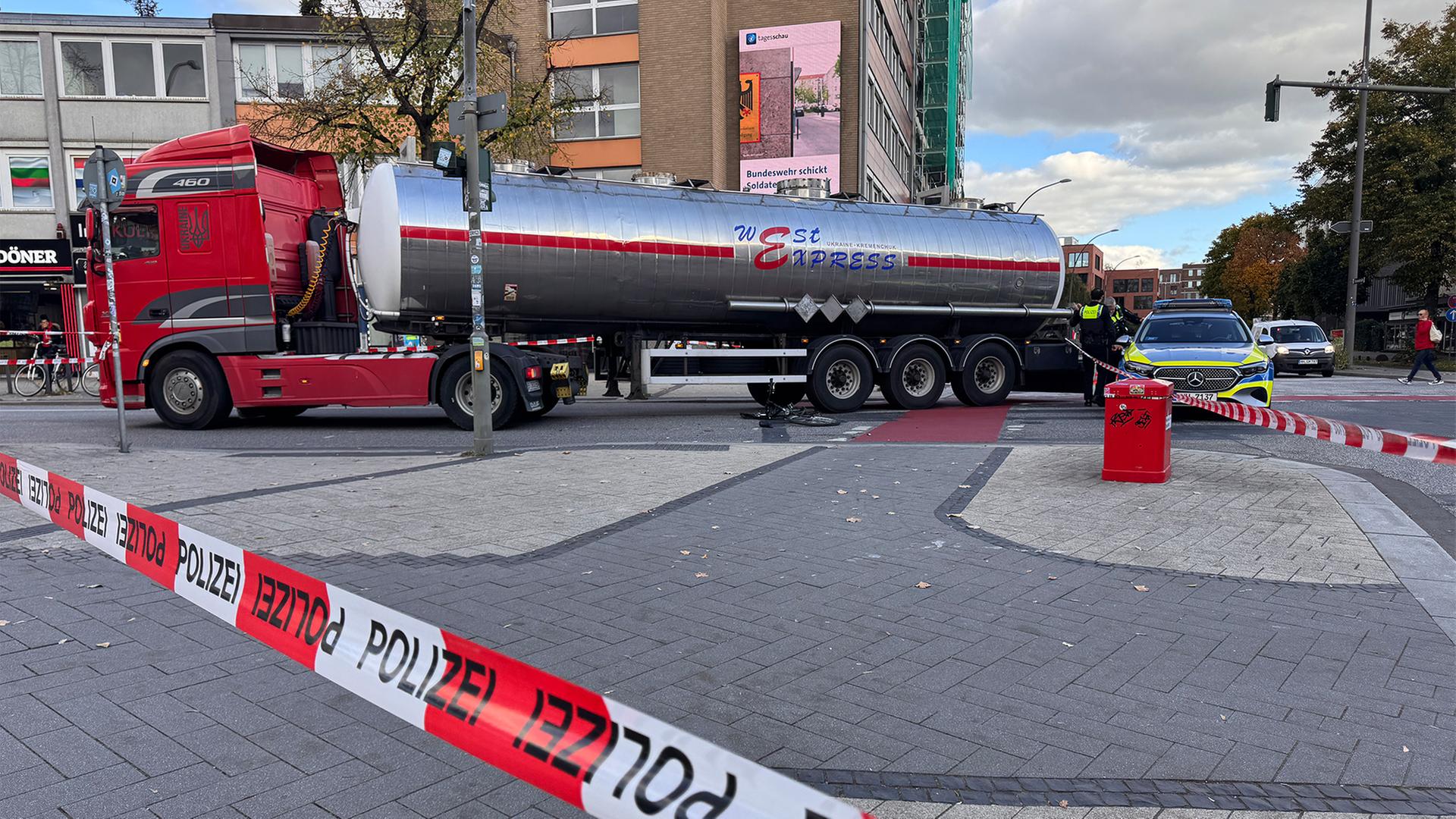 Ein LKW steht quer auf der Straße. | NDR / Zeljko Todorovic
