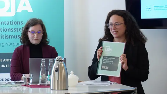 Maria Lichtermann von der Dokumentations- und Informationsstelle Antisemitismus (DIA) hält den Bericht über antisemitische Vorfälle in 2024 in den Händen.