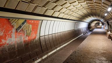 Ein Werbeplakat der Firma Horten hängt an den Wänden eines verlassenen Bahnsteigs in einem Geistertunnel ohne Gleise unter dem Hamburger Hauptbahnhof. Die 1968 gebaute U-Bahn Tunnelröhre wurde nie benutzt. (22.06.2022)