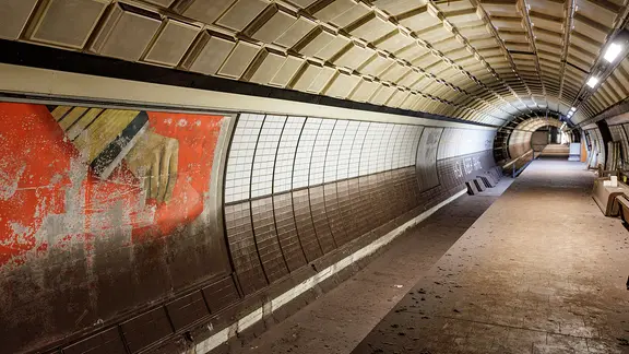 Ein Werbeplakat der Firma Horten hängt an den Wänden eines verlassenen Bahnsteigs in einem Geistertunnel ohne Gleise unter dem Hamburger Hauptbahnhof. Die 1968 gebaute U-Bahn Tunnelröhre wurde nie benutzt. (22.06.2022)