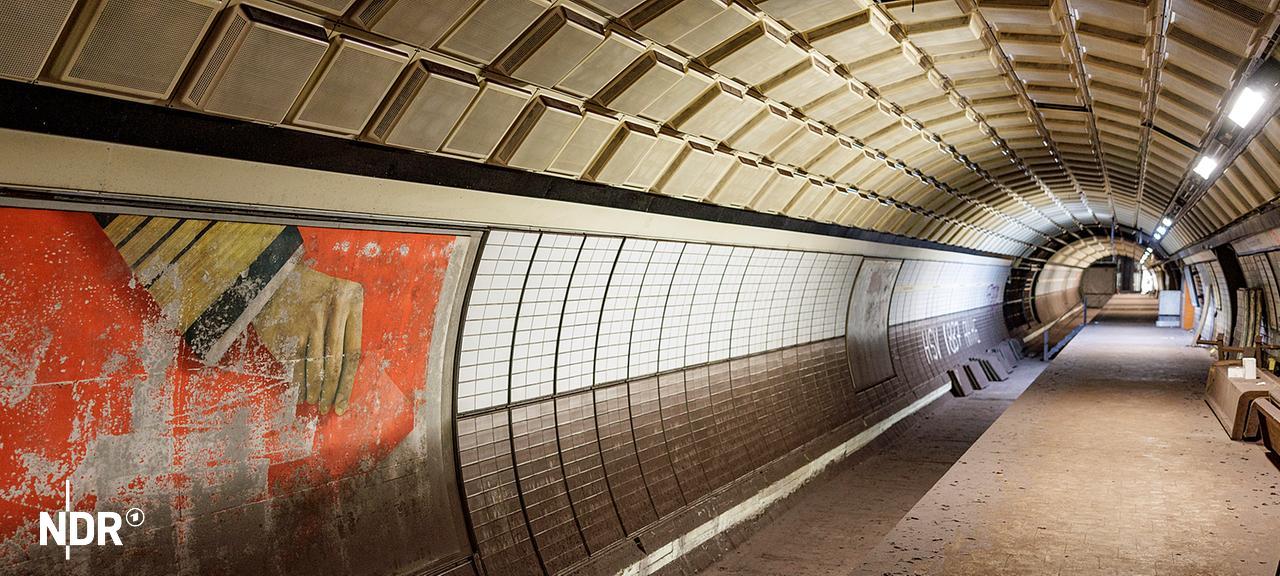 Ein Werbeplakat der Firma Horten hängt an den Wänden eines verlassenen Bahnsteigs in einem Geistertunnel ohne Gleise unter dem Hamburger Hauptbahnhof. Die 1968 gebaute U-Bahn Tunnelröhre wurde nie benutzt. (22.06.2022) | picture-alliance/ dpa, Axel Heimken Ein Werbeplakat der Firma Horten hängt an den Wänden eines verlassenen Bahnsteigs in einem Geistertunnel ohne Gleise unter dem Hamburger Hauptbahnhof. Die 1968 gebaute U-Bahn Tunnelröhre wurde nie benutzt. (22.06.2022)