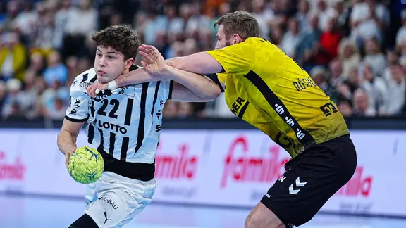 Rasmus Ankermann (THW Kiel, l.) im Spiel gegen den TVB Stuttgart