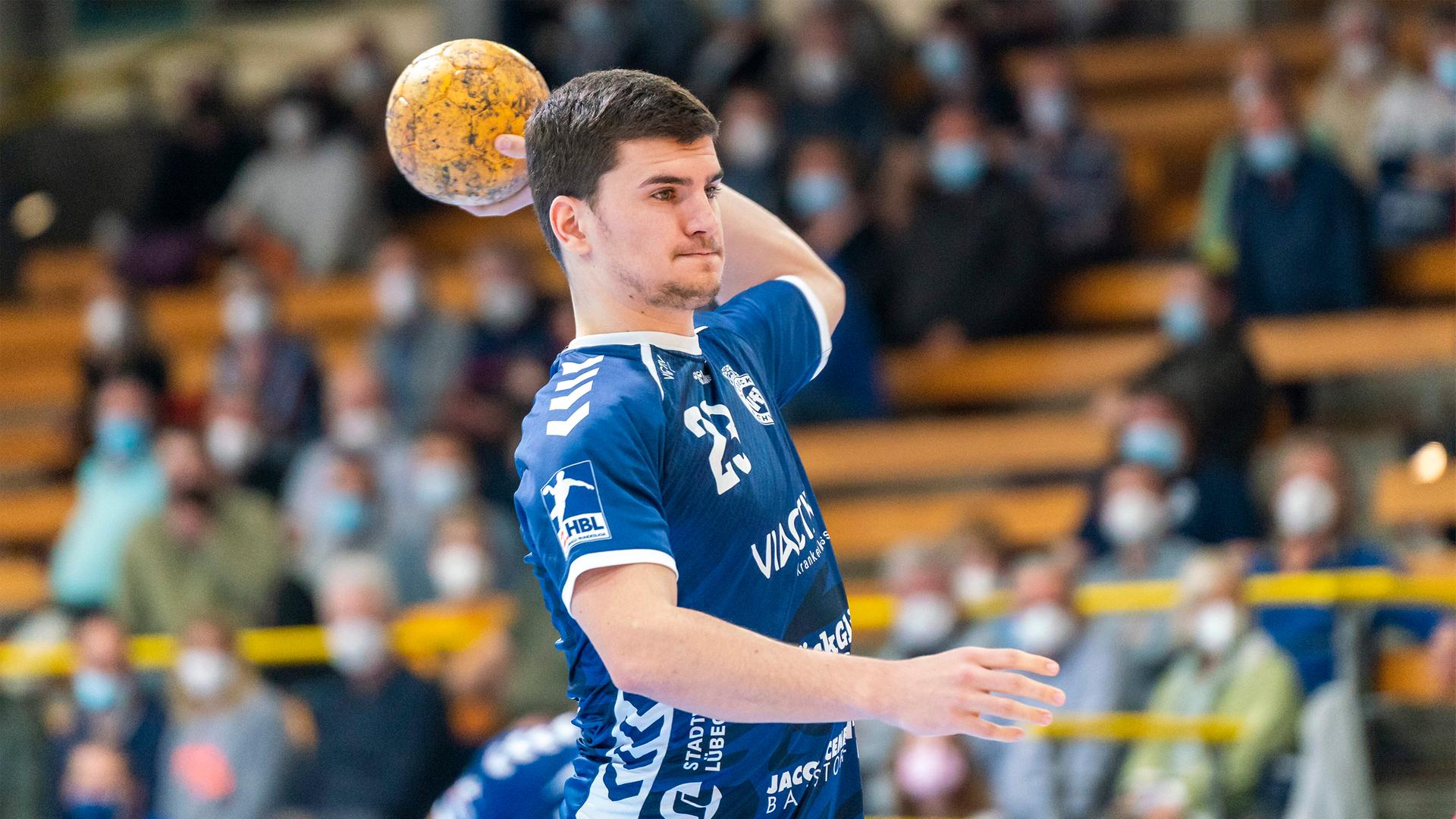 7 Meter Wurf von Janik Schrader, VfL Luebeck-Schwartau vs. TuS Ferndorf | picture alliance / Eibner-Pressefoto