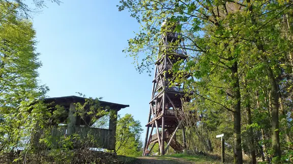Ebersnackenturm und Schutzhütte im Vogler im Weserbergland