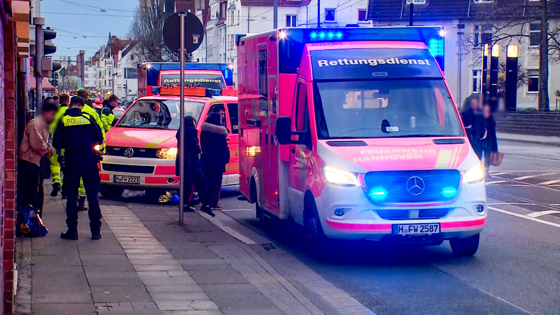 Einsatzkräfte und Fahrgäste nach einer Pfefferspray-Attacke in einer Stadtbahn in Hannover | Hannover Reporter
