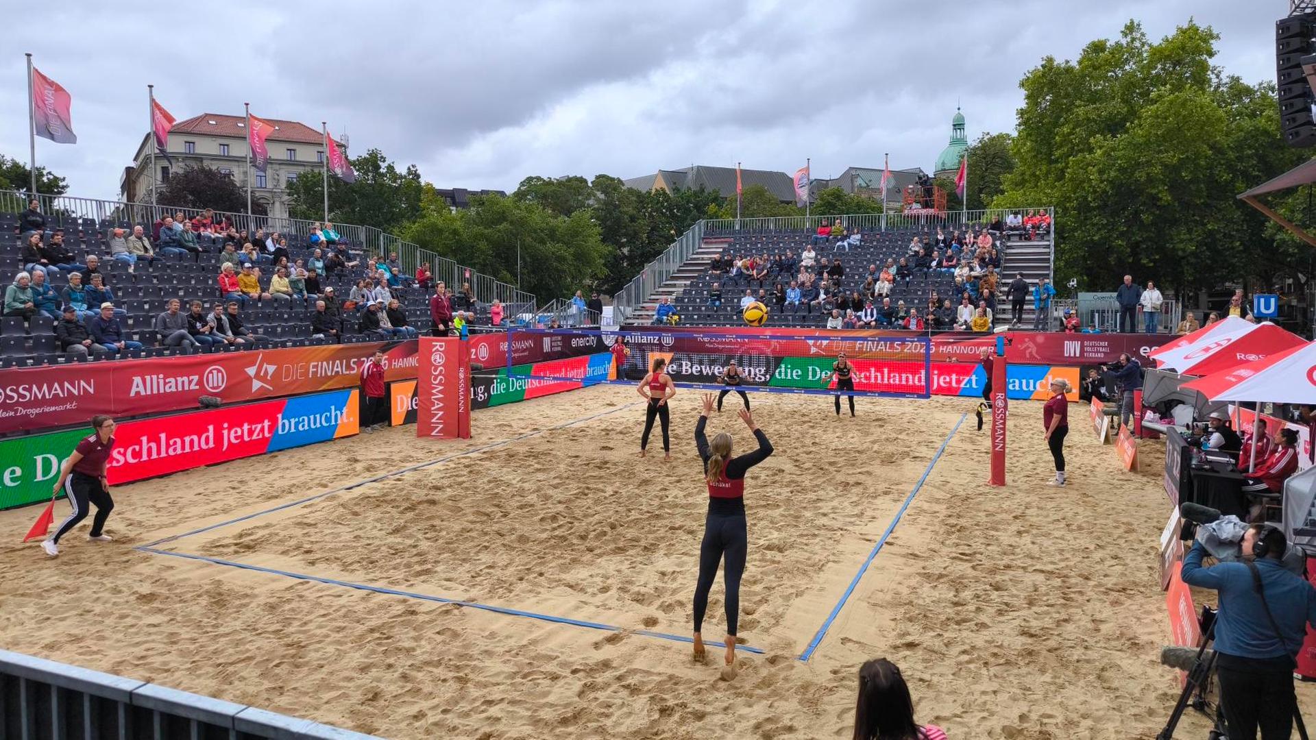 Auf dem Opernplatz in Hannover wird Beach-Volleyball gespielt. | NDR, Yannic Wittenberg