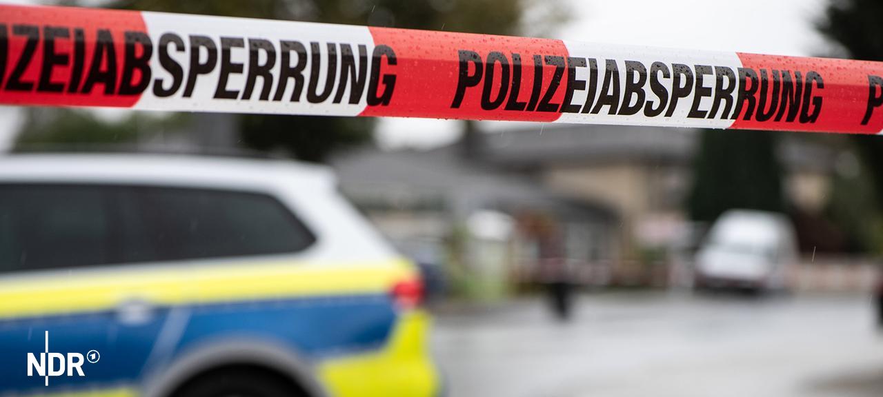 Vor einem Einsatzfahrzeug der Polizei ist ein Flatterband mit der Aufschrift "Polizeiabsperrung" zu sehen. | picture alliance/dpa, Swen Pförtner Vor einem Einsatzfahrzeug der Polizei ist ein Flatterband mit der Aufschrift "Polizeiabsperrung" zu sehen.