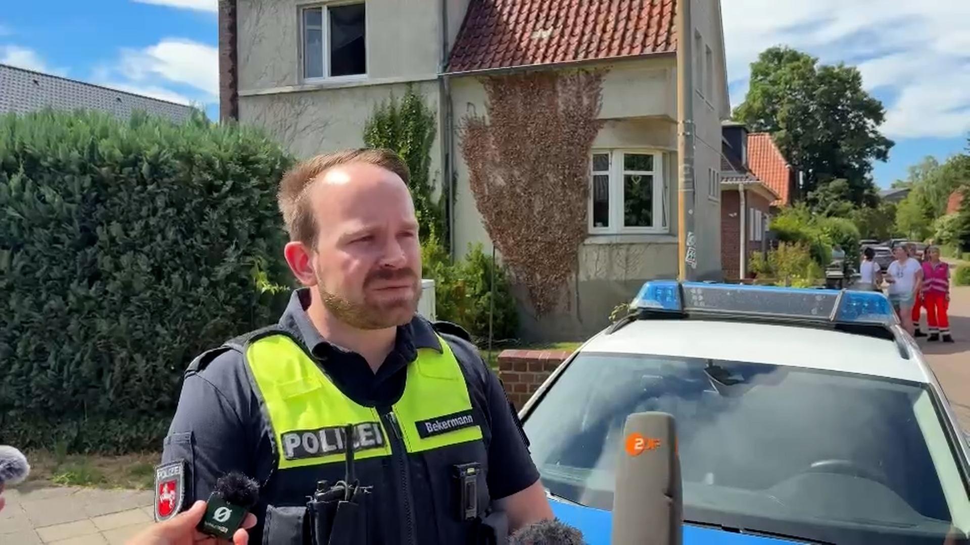 Ein Pressesprecher der Polizei gibt ein Interview nach Schüssen mit fünf Toten in Stade. | NDR
