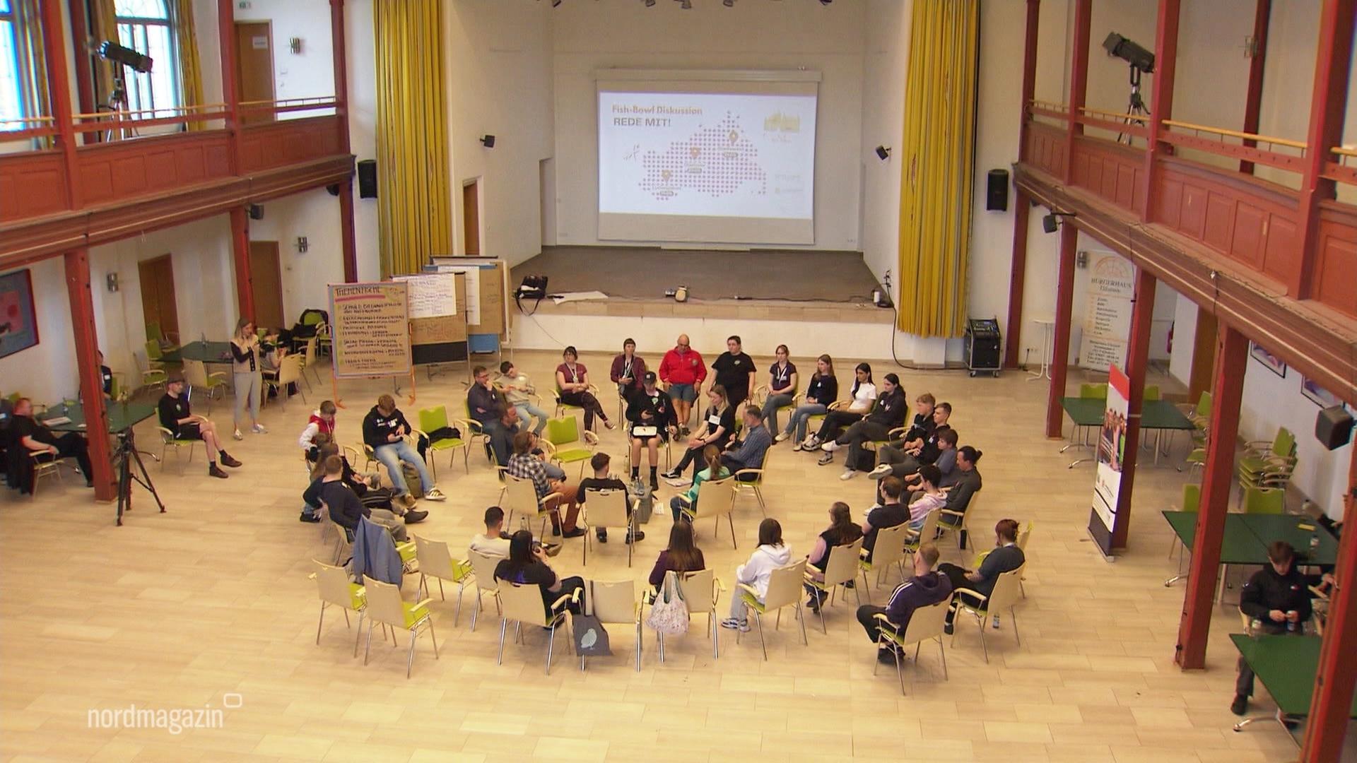 "Landtag on Tour": Schüler diskutieren mit Politikern