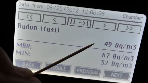 Das Bild zeigt den Monitor eines Messgeräts für das radioaktive Gasradon.