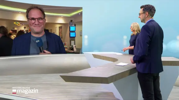 NDR-Reporter Jochen Dominicus zugeschaltet ins Studio von den Husumer Filmtagen.