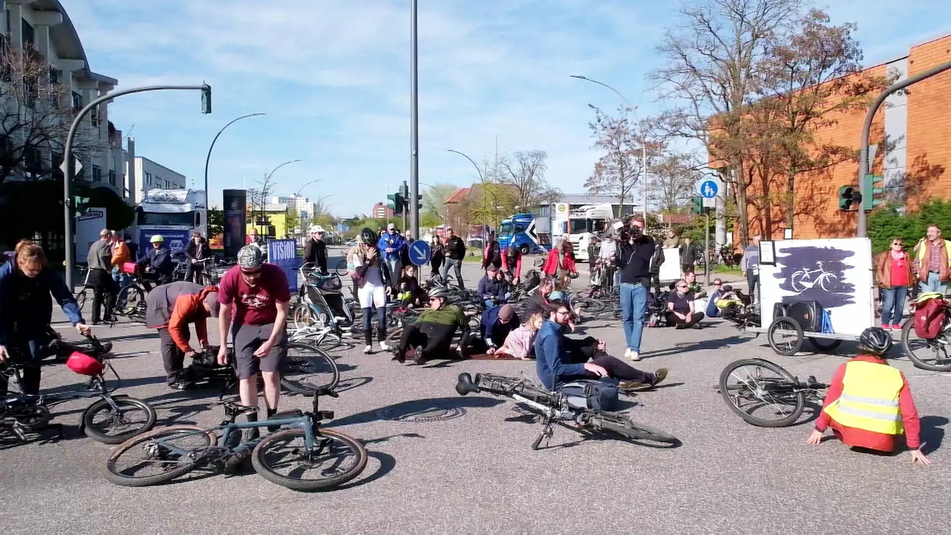 Mahnwache für in Hamburg-Billbrook tödlich verunglückten Radfahrer