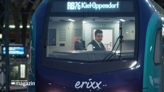 Blick in die Fahrerkabine eines blauen Akkuzuge von erixx.