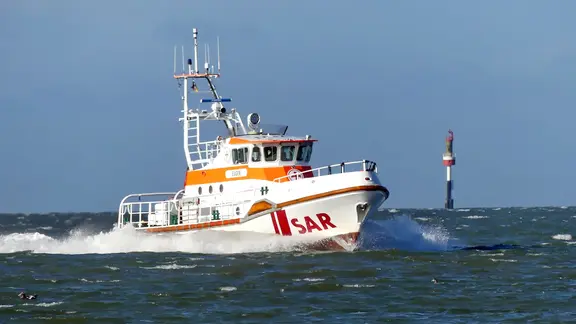 Mit dem Seenotrettungskreuzer EUGEN der DGzRS-Station Norderney kamen die Seenotretter einem manövrierunfähigen Fischkutter zu Hilfe.