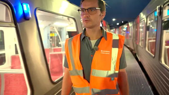 Jacob Yanachek checkt seine U-Bahn für die erste Fahrt.