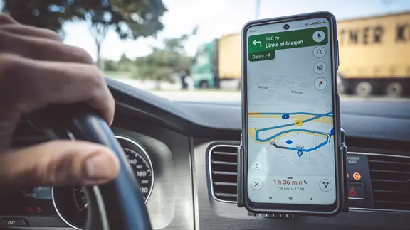 Google Maps auf einem Handy im Auto