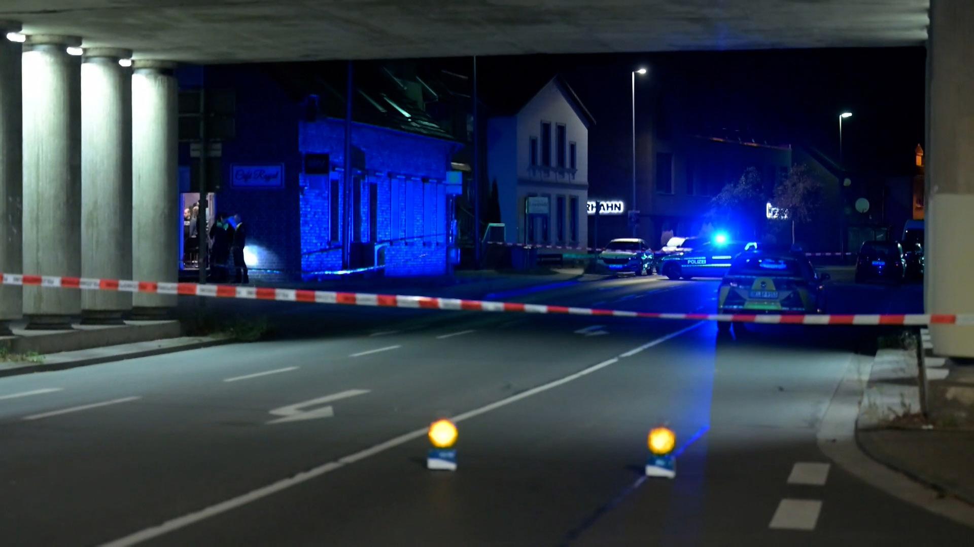 Nach Schüssen auf einen Mann in Delmenhorst ist eine Straße mit Flatterband abgesperrt. | NonstopNews