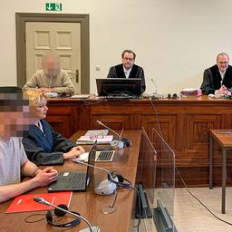 Mehrere Personen sitzen in einem Gerichtssaal in Hamburg.