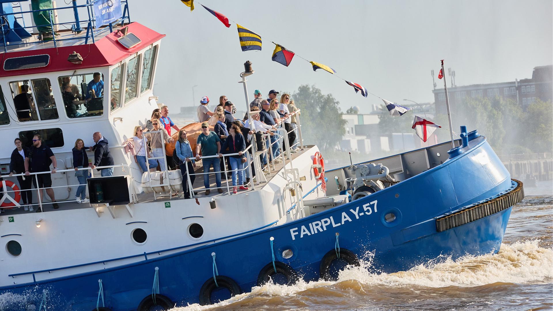 Schlepper schießen bunte Farben in den Himmel. | picture alliance/dpa, Georg Wendt