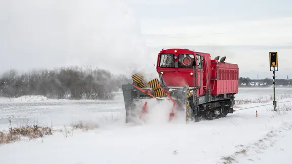 Eine Schneefräse der Deutschen Bahn ist auf dem Streckenabschnitt zwischen Eckernförde und Rieseby Süd unterwegs | dpa-Bildfunk Eine Schneefräse der Deutschen Bahn ist auf dem Streckenabschnitt zwischen Eckernförde und Rieseby Süd unterwegs