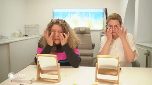 Zwei Frauen testen Produkte gegen Augenringe.