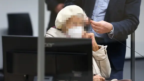 Irmgard F. ist im Alter von 99 Jahren gestorben. Sie wurde als ehemalige KZ-Sekretärin zur Beihilfe zum Mord in über 10.000 Fällen shculdig gesprochen. | Christian Charisius/dpa, Christian Charisius/dpa Die Angeklagte Irmgard F. im Sitzungssaal am Landgericht Itzehoe.