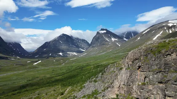 Das Gebirge im Norden Lapplands. Hier liegt der Kebnekaise, Schwedens höchster Berg, der sich rechts in den Wolken versteckt. Neben ihm der ikonografische Tuolpagorni, der an einen Vulkan erinnert.