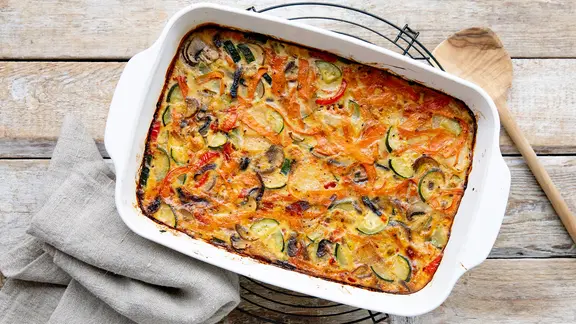 Eine Auflaufform mit einer Gemüse-Frittata. | NDR, Claudia Timmann Eine Auflaufform mit einer Gemüse-Frittata.