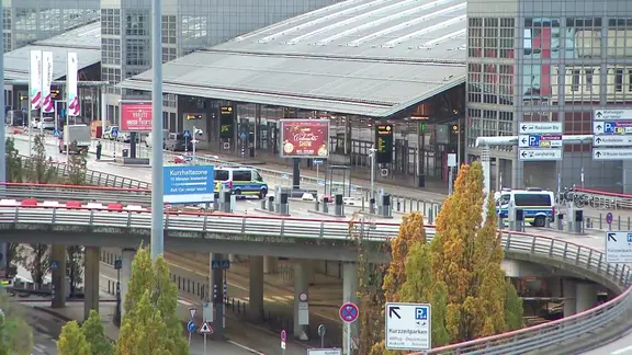 Die Polizei hat den Hamburger Flughafen größflächig abgesperrt.