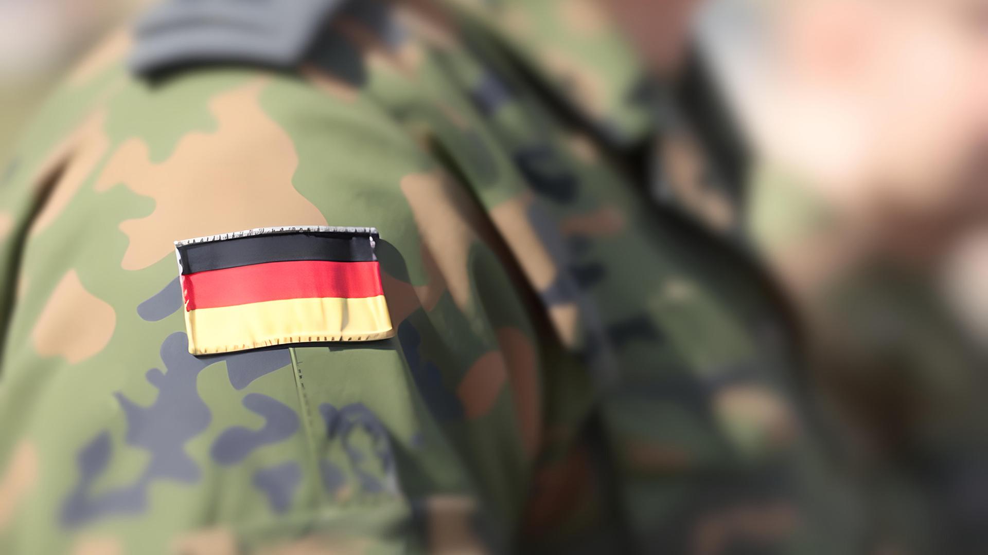 Ein Soldat der Bundeswehr in Uniform (Symbolbild). | picture alliance / Shotshop, stadtratte