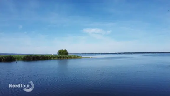 Blick auf eine weite Seenlandschaft.