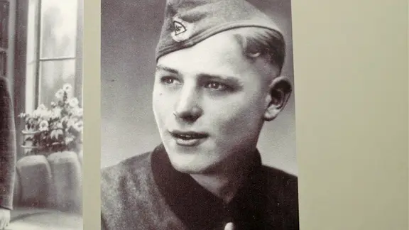 Ein Bild des jungen des "Henkers vom Emsland", Willi Herold, steht in einer Ausstellung.