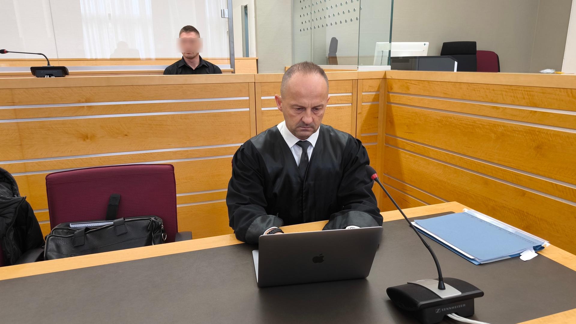 Obdachloser stirbt nach Tritt: Angeklagter schweigt zum Prozessauftakt