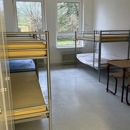 Doppelstockbetten stehen in einem Raum in der Geflüchtetenunterkunft in Scharnebeck