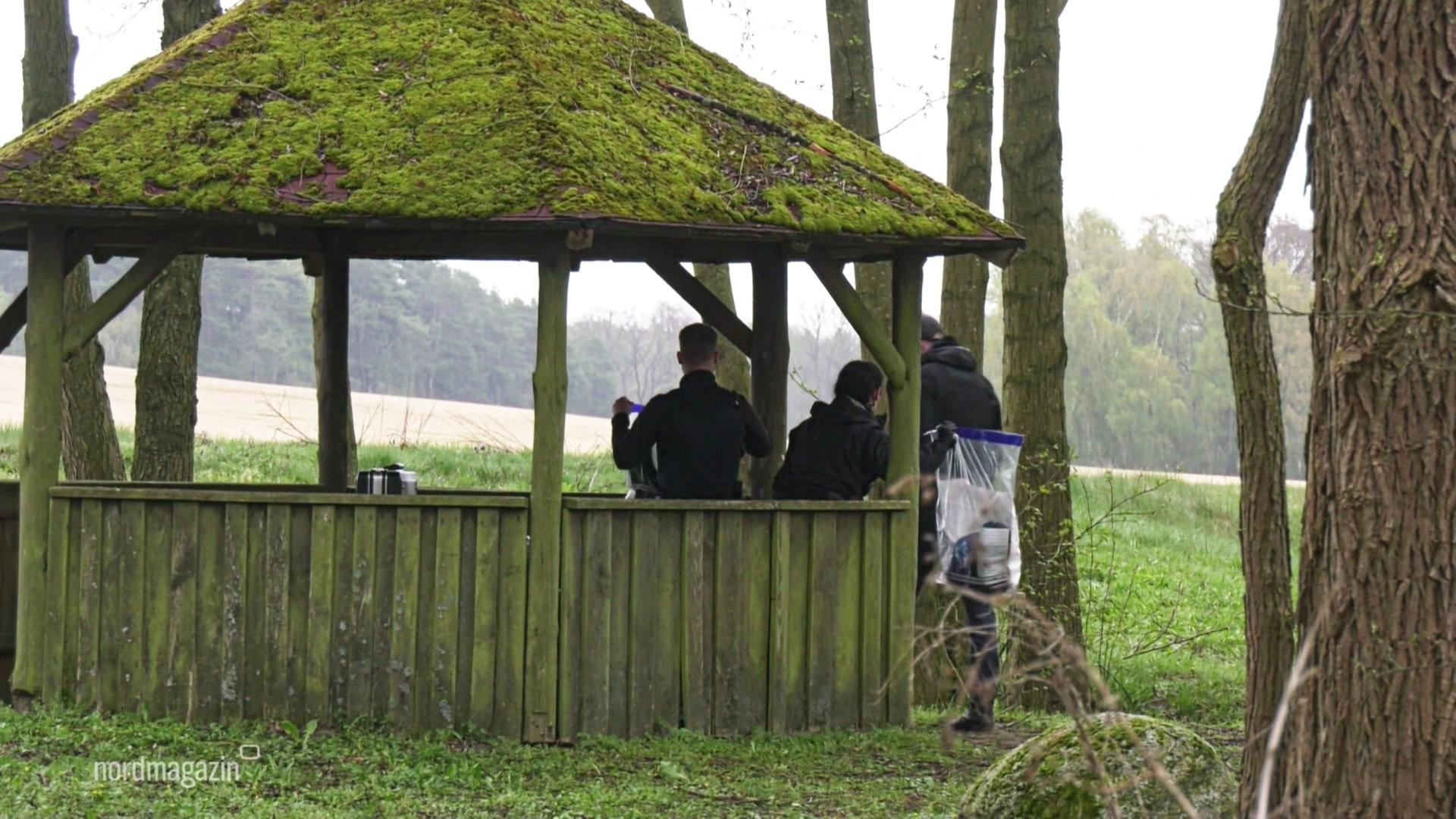 Ein Unterstand in einem Wald. | Screenshot