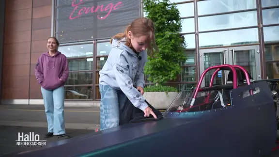 Linda Chevy poliert ihren Junior Dragster.