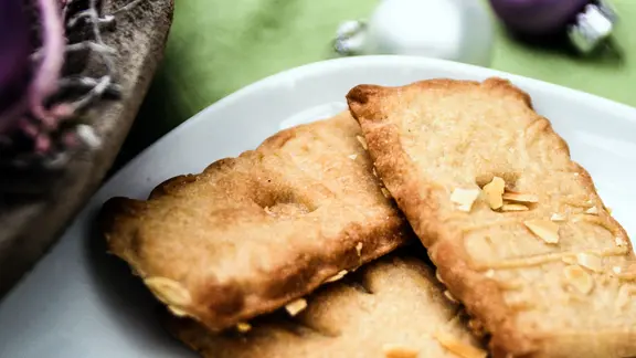 Vegane Spekulatius auf einem Teller.