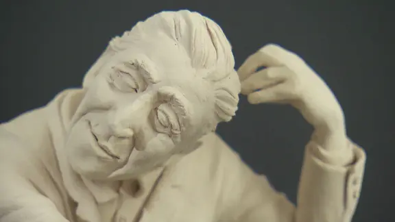 Skulptur der Bildhauerin Johanna Beil: Eine Figur eines Mannes
