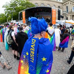 Teilnehmer stehen beim Christopher Street Day (CSD) 2025 auf dem Opernplatz in der Innenstadt von Hannover.