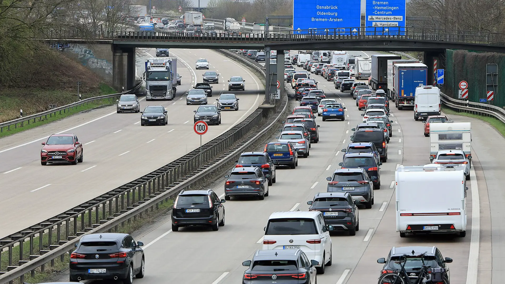 Osterreiseverkehr: Nur wenige Staus auf Autobahnen und Straßen