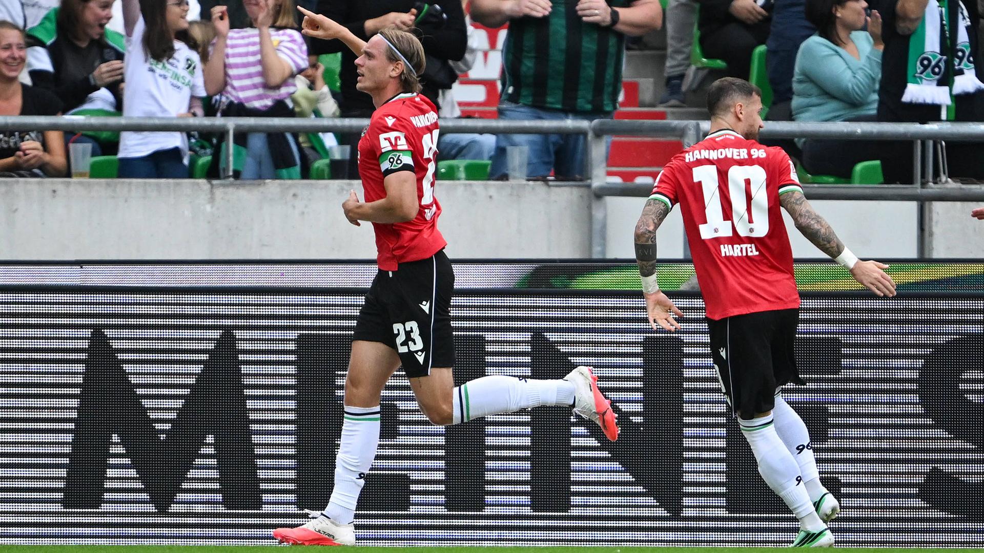 Hannovers Stefan Teitur Thordarson (l.) bejubelt seinen Treffer | Imago Images
